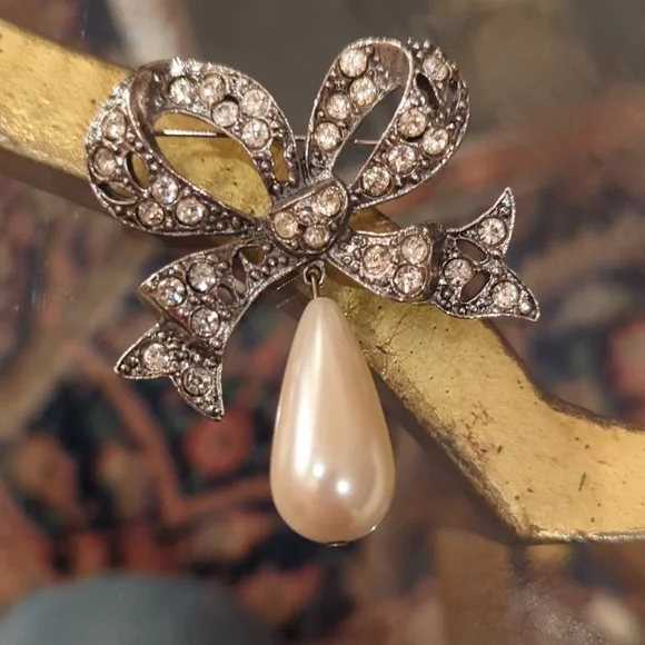 Metal Bow brooch - Picture 1 of 4